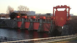 「赤水門」の名で親しまれた水門は現在は歴史的建造物