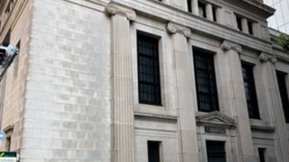 神殿のような外観