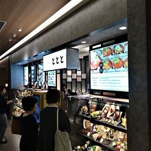 まずはショーウインドーのサンプルを見て