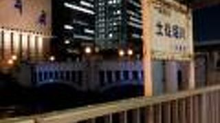 大都会の中を流れる