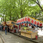 たくさんの出店でにぎわうお祭り