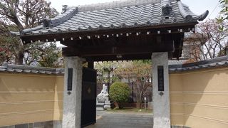 吉祥寺駅北側の住宅地にあるお寺