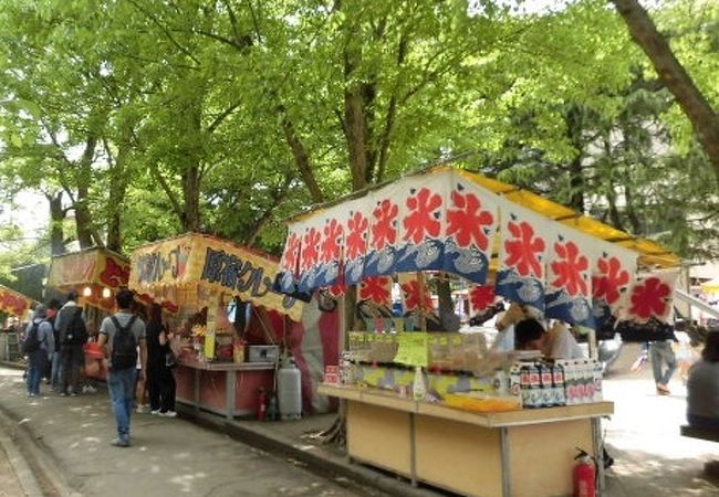 たくさんの出店でにぎわうお祭り