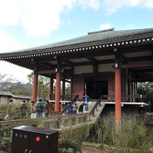 法隆寺の隣りにある