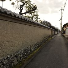 土壁が延びていく町並み