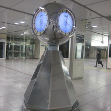 コンコース施錠直前時間帯の銀の時計の様子