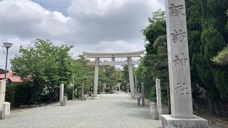 国道に向かって大きな鳥居が立っている