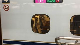 指定席は2列シートで快適。