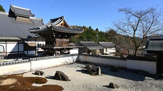 雪舟庭に直行せず本堂も是非見学を。重森三玲の作庭した南溟庭が見れます。