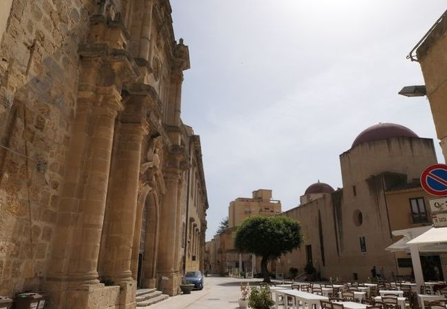 サティロスの隣にあります