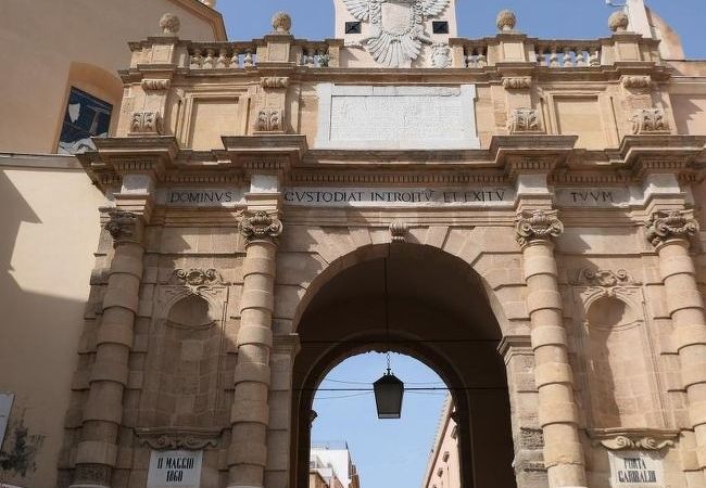 旧市街へ誘う立派な城門