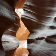 浸食された岩肌と光が織りなす幻想的な自然の造形美に驚嘆