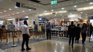 市の中心のギャラリーズというショッピング・センター内にあります。