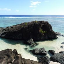 黒い大岩とコバルトブルーの海と白の砂浜の美しいこと・・・