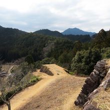 尾根に沿って伸びる曲輪。