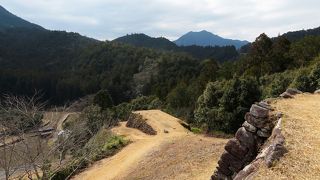 山間に現れる雰囲気のある城。