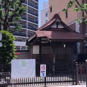 藤沢駅前の商店街にある碑