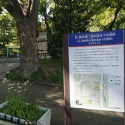 広場に看板だけ