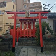 鳥居と社