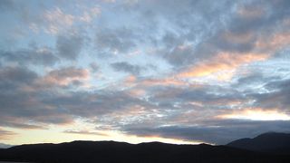 夕暮れ時、早朝の湖の景色は壮大、幽玄！