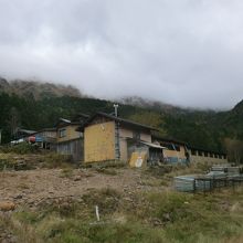 美濃戸口バス停から徒歩3時間の山中に赤岳鉱泉はあります。