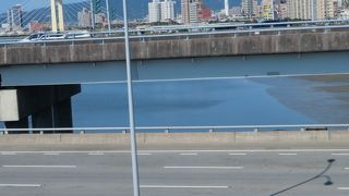 街の中心を流れます