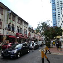 西端から東を見たところ。駐車場の先は狭くなります。