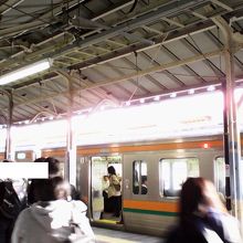 平日の朝は下り方面でも通勤通学客でほぼ席が埋まるほどでした