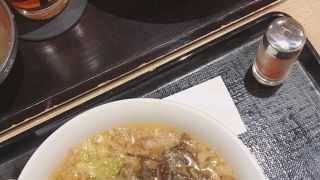 フードコートでラーメンや海鮮丼が食べれます