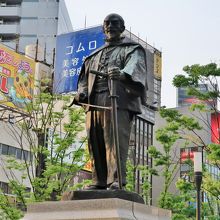 駅前にたたずむ