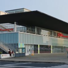 駅のすぐ近くだ