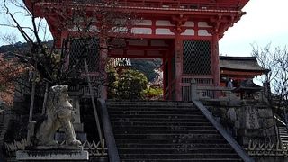 大きな仁王門です。