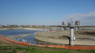 用水沿いの小路を散策しました