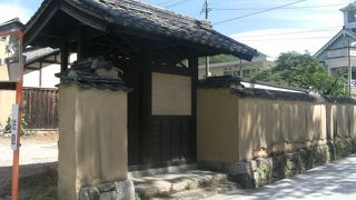 土色の土塀が特徴