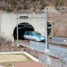 青函トンネルから出てきた東京行はやぶさ