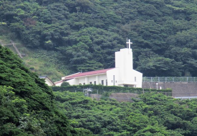 上五島に着岸したクルーズ船から高台にある跡次教会が望めました。