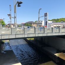 藤沢駅近く、境川に架かる藤沢橋