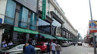 地下の衣料品売り場もまたすごいです。