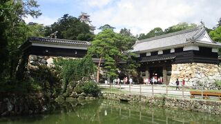 朝の高知城はまだ観光客が少なかったです。