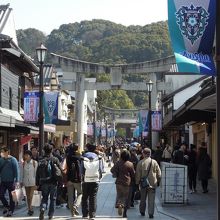 土産物店がひしめく