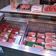 マグロ買って、醤油かけて、立ち食いできます