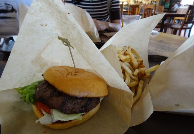 ハワイ産ビーフの肉々しいハンバーガー