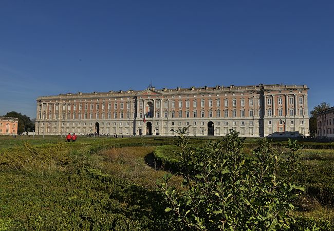 カゼルタの18世紀の王宮と公園、ヴァンヴィテッリの水道橋とサン レウチョ邸宅群