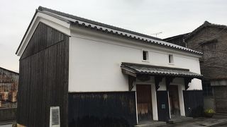 北前船の繁栄を物語る蔵。