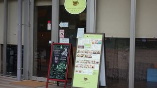 丸い形の店内がユニークなカフェ