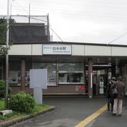 かつては北多磨駅でしたが、一駅北側にある多磨墓地駅が近隣に病院が出来た際、縁起が悪いと言う事で多磨駅に改称