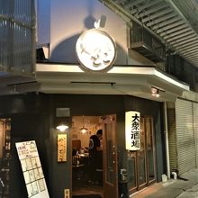 少し暗めな店内の照明が落ちつく