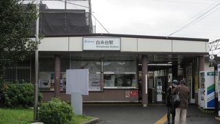 かつては北多磨駅でしたが、一駅北側にある多磨墓地駅が近隣に病院が出来た際、縁起が悪いと言う事で多磨駅に改称