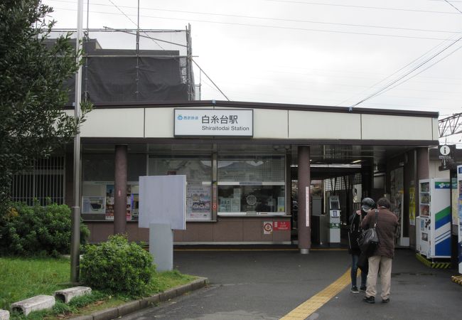 かつては北多磨駅でしたが、一駅北側にある多磨墓地駅が近隣に病院が出来た際、縁起が悪いと言う事で多磨駅に改称