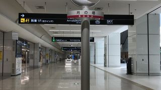 金色の太陽の塔と間違えないように